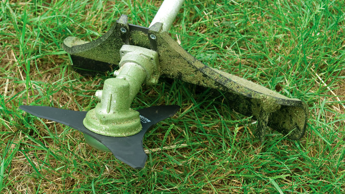 Honda Backpack Brushcutters, close up of three-tooth blade.