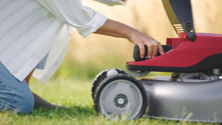Model changing battery of izy-ON mower.