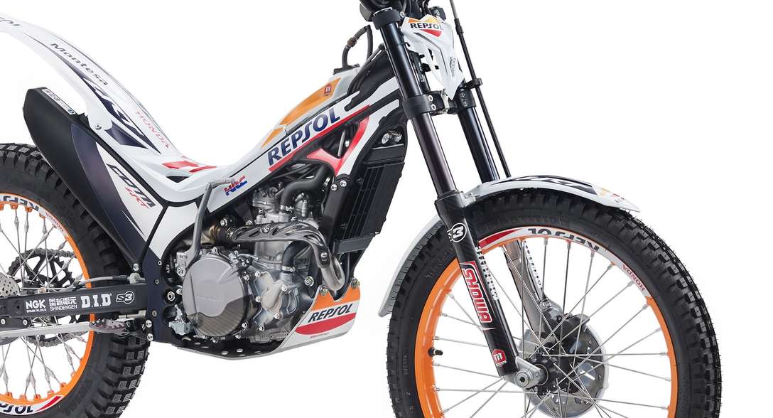 Montesa 4RT race replica zoom on forks