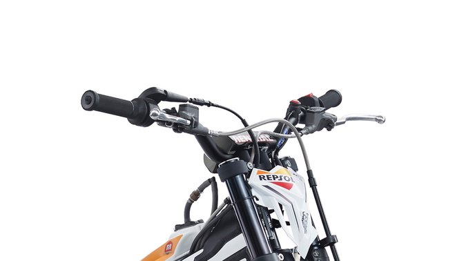 Montesa 4RT race replica zoom on handlebars