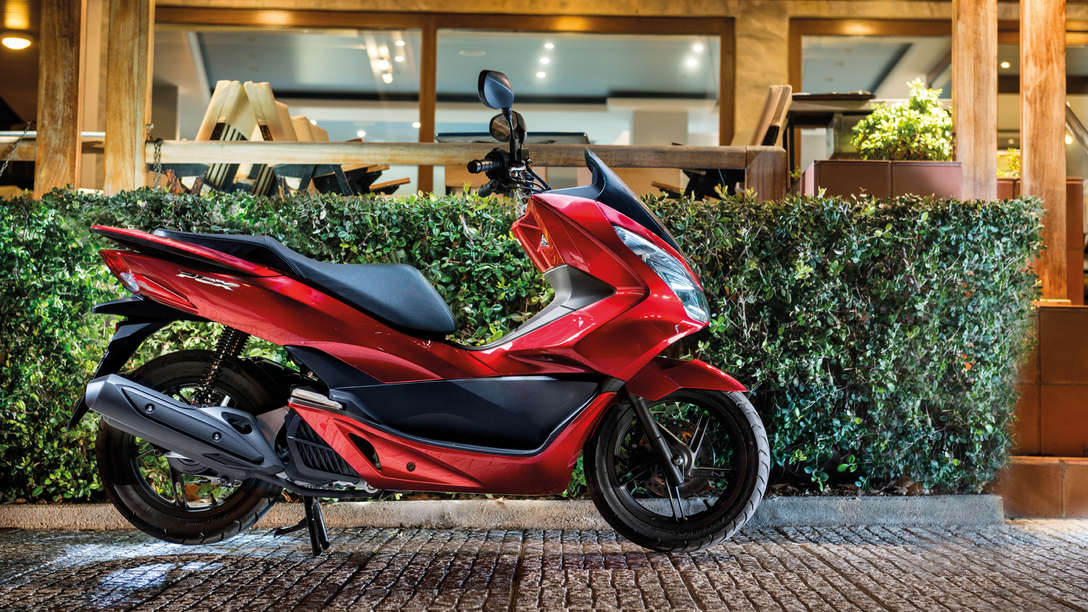 Honda-Scooter-PCX125-Location-Pearl Siena Red-Static