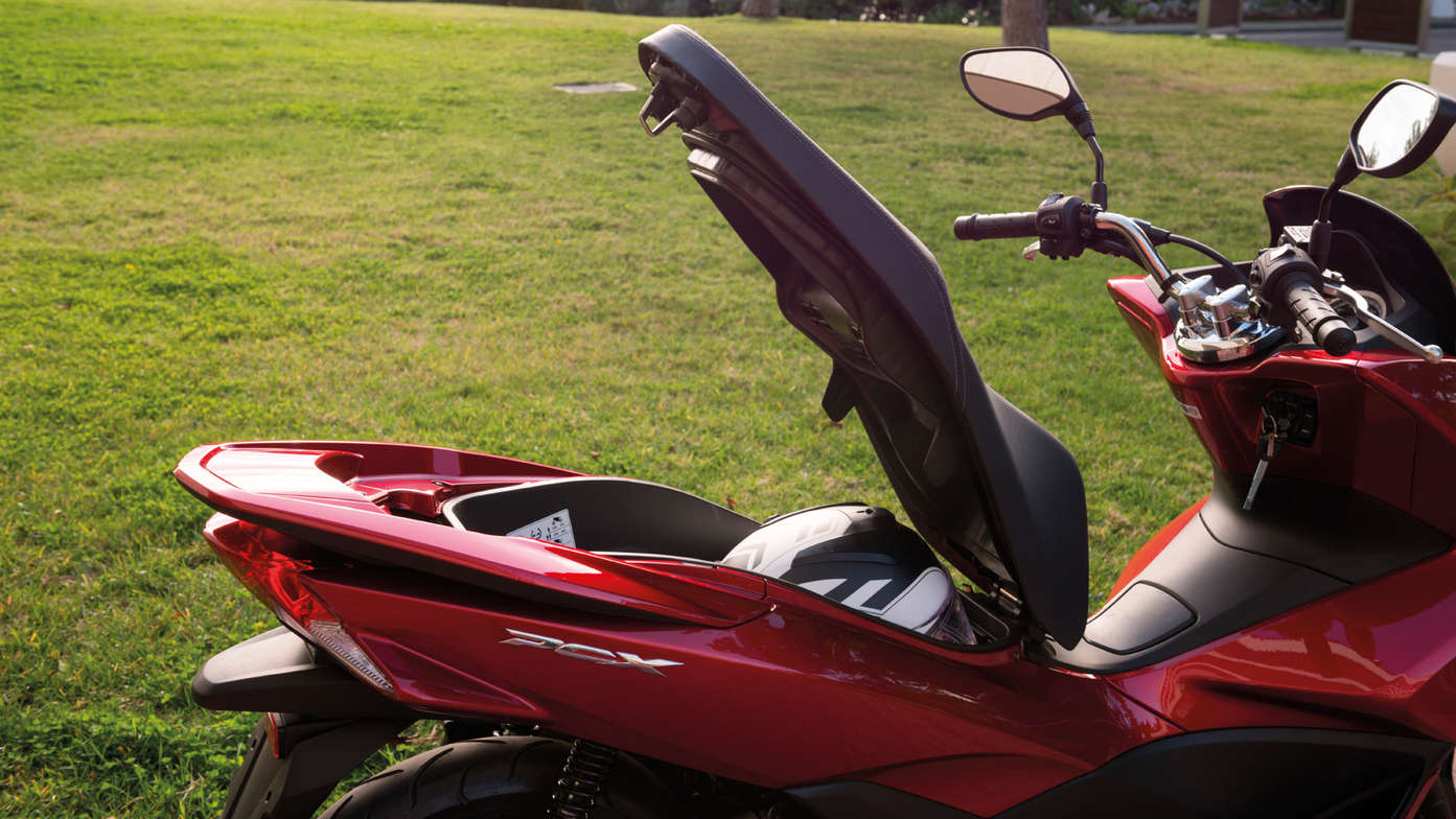 Honda-Scooter-PCX150-Studio-Pearl Siena red-Seat