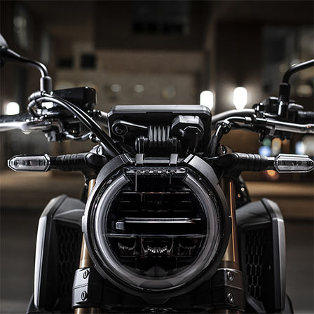 CB650R Neo Sports Caf&eacute;, front view, zoom on front light, in urban landscape at night 