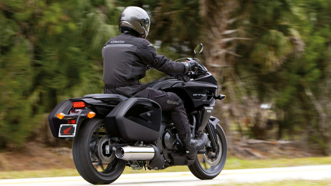 Tourer, CTX700, Location, Dynamic, Darkness Black Metallic, Rear 3/4