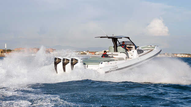 BF250 outboard motor, 3-quarter exterior.